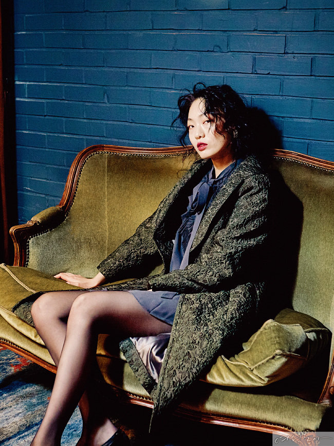 플리츠 디테일 시스루 미니 드레스 2백30만원대 에르마노설비노.플라워 패턴 코트 1백28만원김동순울티모. 블랙 스틸레토 힐 16만8천원 데일라잇뉴욕.