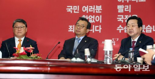 사진=새누리당 최고위원회의 12일 오전 서울 여의도 새누리당 당사 대표실에서 열린 최고위원회의에 참석한 이정현 대표를 비롯한 최고위원들이 회의를 하고 있다. 최혁중 기자 sajinman@donga.com