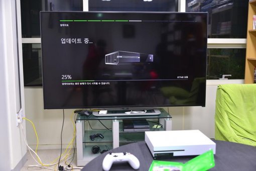 <엑스박스 원 S를 처음 실행하는 모습. 온라인 연결 및 각종 업데이트를 필요로 하며, 1시간 
30분 정도의 시간이 소요된다. 엑스박스 라이브(엑스박스 게임 멀티플레이를 위한 통합 서버)나 엑스박스 라이브 스토어(각종 게임과
 콘텐츠를 내려받을 수 있는 온라인 게임 장터)를 이용하지 않을 생각이라면 바로 실행할 수도 있다>(출처=IT동아)