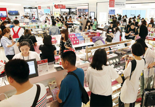 명동점 10층 코스메틱존. 한류 열풍으로 한국 브랜드 화장품을 구매하기 위해 방문한 관광객들의 발길이 이어지고 있다.