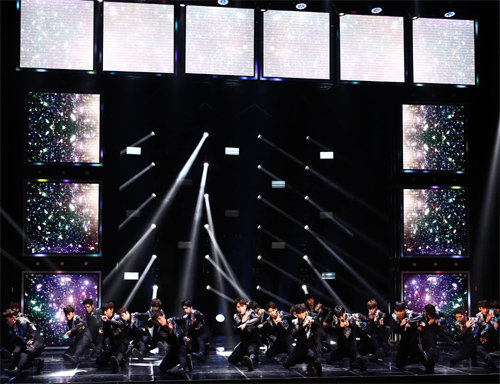 CJ E&M과 라이브웍스컴퍼니가 제작하고 최종 선발한 28명으로 구성된 국내 최초의 ‘공연형 아이돌’인 ‘소년24’가 한류문화 공연장 ‘Boys24 hall’에서 공연을 하고 있다.
