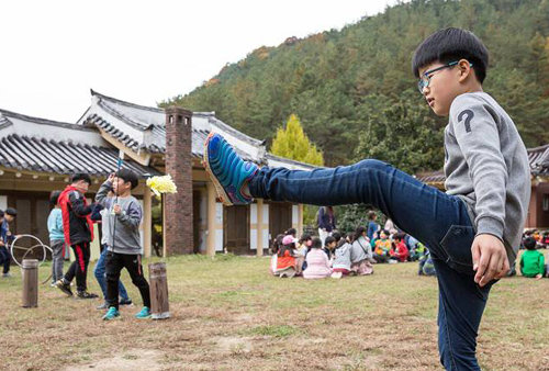 전통놀이 체험을 해볼 수 있는 전북 완주군 두억행복드림마을에서 한 학생이 제기차기를 하고 있다. 농림축산식품부 제공