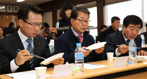 9일 경기 이천시 농업기술센터에서 열린 ‘밥맛 평가’는 소비자가 참여해 벼 품종별 밥맛을 비교 평가하는 방식으로 진행됐다. 농촌진흥청 제공