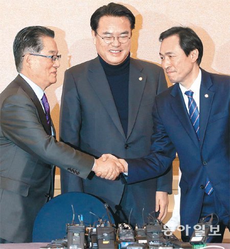 ‘협치’의 악수 새누리당 정진석(가운데), 더불어민주당 우상호(오른쪽), 국민의당 박지원 원내대표가 
12일 국회 회동에 앞서 악수하고 있다. 여야 3당 원내대표는 이날 여야정 협의체 운영과 국회 개헌특별위원회 신설 등에 합의했다.
 또 20, 21일 이틀간 열리는 대정부질문에 황교안 대통령 권한대행을 참석시키기로 했다. 
최혁중 기자 sajinman@donga.com