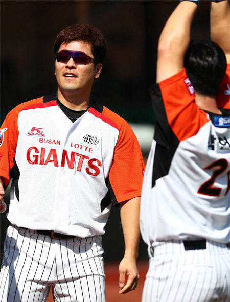 출장 경기 수가 한 경기 부족해 골든글러브 후보에 포함되지 못한 롯데 포수 강민호(왼쪽). 롯데 제공