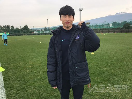 서울이랜드FC 김현규는 제주도에서 진행 중인 U-19 대표팀의 전지훈련에 합류했다. U-19 대표팀에 처음 발탁된 김현규는 훈련을 즐기며 신태용 감독의 마음을 사로잡겠다는 각오다. 서귀포 ｜ 서다영 기자 seody3062@donga.com