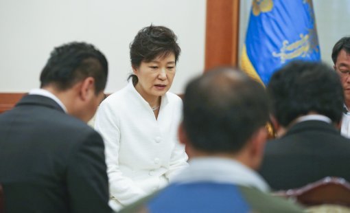 16일 박근혜 대통령이 청와대를 방문한 세월호 참사 유족 및 실종자 가족 대표 17명과 얘기를 하고 있다. 대국민담화에 앞서 피해자 가족들의 의견을 경청하기 위해 면담이 마련됐다. /2014.05.16 청와대사진기자단