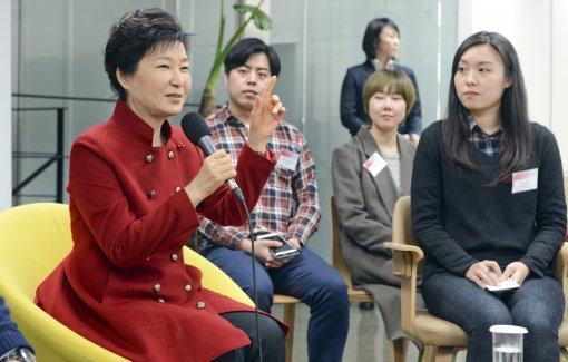 박근혜 대통령은 29일 서울중구 문화창조벤처단지 개소식에 참석하여 입주기업인들과 간담회를 갖고있다./2015.12.29 청와대사진기자단