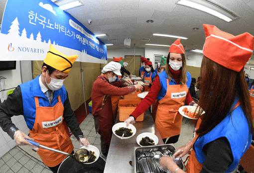 무료급식소 ‘따스한 채움터’에서 일일급식 봉사활동을 하고 있는 한국노바티스의 임직원들. 사진제공｜한국노바티스