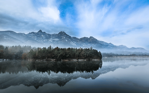 전남 영암의 겨울 풍경을 사진에 담은 ‘호수에 비친 월출산’