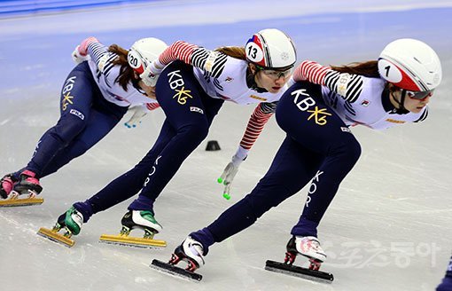 한국 쇼트트랙대표팀이 14일 강릉 아이스아레나에서 2016∼2017 ISU 쇼트트랙 월드컵대회를 앞두고 취재진 앞에서 훈련모습을 공개했다. 최민정(1번)과 심석희(13번)가 여유롭게 훈련을 하고 있다. 강릉 ｜ 김민성 기자 marineboy@donga.com