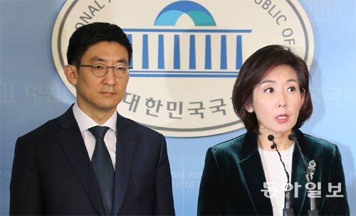 나경원 “끓는 물속 개구리 될건가” 새누리당 비주류인 나경원(오른쪽), 김세연 의원이 14일 국회 정론관에서 기자회견을 열고 원내대표와 정책위의장에 출마하겠다고 밝히고 있다. 홍진환 기자 jean@donga.com