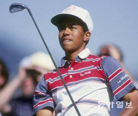 1992년 16세 때 미국 로스앤젤레스 리비에라CC에서 PGA투어 데뷔 경기를 펼치고 있는 타이거 우즈. 동아일보DB
