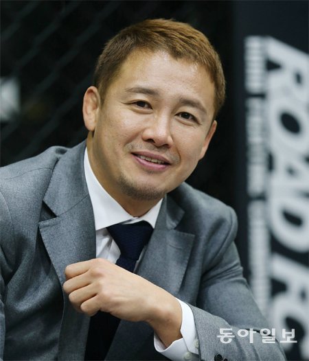 로드FC 정문홍 대표의 꿈은 로드FC를 세계적인 단체로 키우는 것이다. 해외 단체에 의존해선 한국 선수들이 안정적으로 뛸 수 있는 환경을 만들기 어렵다는 생각에서다. 전영한 기자 scoopjyh@donga.com