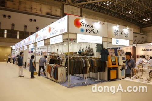 한국공예협동조합연합회는 15일부터 18일까지 4일간 학여울역 SETEC에서 열리는 ‘핸드메이드코리아 윈터’ 행사의 내부 특별판매전인  ‘2016 중소기업 생활용품 특별판매전’을 개최한다.