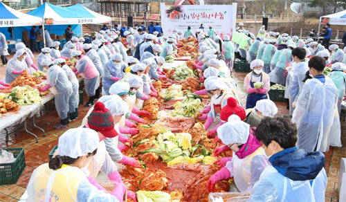 고리원자력본부가 14일 지역 7개 자원봉사단체와 함께 기장군 장안읍 고리스포츠문화센터 광장에서 ‘사랑의 김장김치 나눔’ 행사를 벌이고 있다. 고리원전 제공