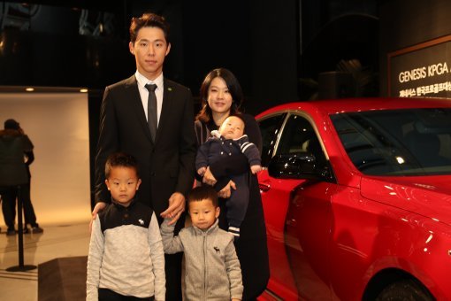 시즌 한국프로골프대상에서 4관왕을 차지한 최진호(맨 위)가 아내(오른쪽), 세 아들과 함께 대상 부상으로 받은 승용차 앞에서 포즈를 취했다. KPGA제공