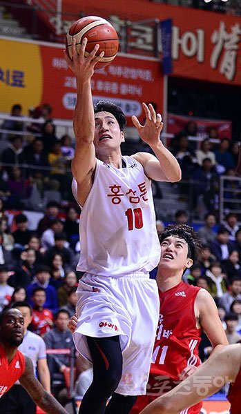 최근 KGC의 새로운 공격옵션으로 떠오르고 있는 문성곤은 본인의 한 경기 최다득점기록을 연이어 새롭게 쓰고 있지만, 꾸준한 경기력을 보여주진 못하고 있다. 문성곤은 “기복을 고쳐야 한다. 경기에 더 집중해야할 것 같다”고 말했다. 김종원 기자 won@donga.com