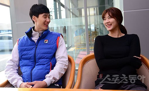 부부가 오래 살면 그렇듯, 삼성화재 박철우(왼쪽), 신혜인 커플은 웃는 모습이 닮아가고 있다. 서로를 구박하는 것 같지만 그 바닥에 자리한 진심은 굳건한 믿음이다. 용인 | 김종원 기자 won@donga.com