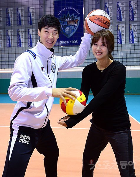 삼성화재 배구단의 영광이 담긴 훈련장에서 박철우(왼쪽)가 농구선수 출신 와이프 신혜인과 다정함을 연출했다. ‘강산이 변한다’는 10년의 시간, 둘의 애정전선은 이상 없다. 용인 | 김종원 기자 won@donga.com