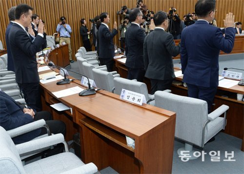 ‘증인 정윤회’ 이름표만 달랑 최순실 국정 농단 의혹 규명을 위한 국회 국정조사특별위원회 
4차 청문회에 출석한 증인들이 15일 오전 선서하고 있다. 이날 청문회에 불참한 핵심 증인인 최 씨의 전남편 정윤회 씨와 박관천 전
 청와대 행정관 등의 빈자리에는 이름표만 놓여 있다. 홍진환 기자 jean@donga.com