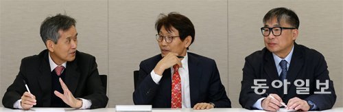 윤우섭 원장, 손동현 교수, 홍성기 회장(왼쪽부터)이 우리나라 대학 교양교육의 문제점과 해법에 대해 깊이 있는 얘기를 나누고 있다. 세 사람은 “교양교육의 정상화가 대학 정상화와, 나아가 사회의 정상화로 이어질 것”이라고 입을 모았다. 전영한 기자 scoopjyh@donga.com