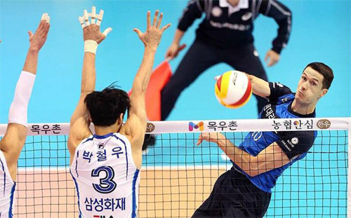 “요건 몰랐지” 15일 대전 충무체육관에서 열린 2016∼2017 V리그 남자부 삼성화재-현대캐피탈 경기에서 현대캐피탈 톤(오른쪽)이 삼성화재의 블로킹을 피해 스파이크 공격을 하고 있다. 톤은 이날 13득점(공격성공률 75%)을 올리며 팀 승리를 이끌었다. 현대캐피탈 제공