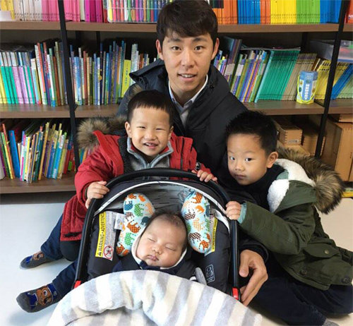 한국프로골프 대상 4관왕을 차지한 최진호(가운데)가 시상식 참석에 앞서 5세, 3세, 두 달 된 아들과 기념 촬영을 하고 있다. 최진호 부인 김민정 씨 제공