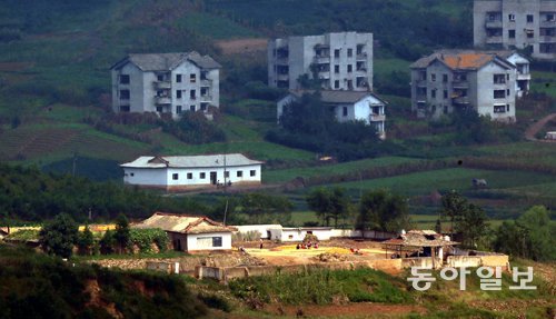 지난 9월 경기 김포시 하성면 애기봉 전망대에서 바라본 황해도 개풍군 선전마을 풍경. 동아일보DB