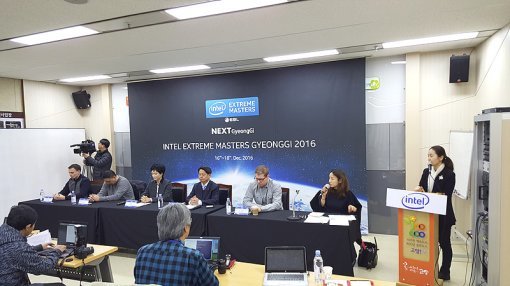 <인텔, ESL, 경기도의 주요 관계자들. 왼쪽부터 미하엘 블리카즈 ESL 부사장, 조지 우
 인텔 e스포츠 마케팅 매니저, 권명숙 인텔코리아 사장, 양복완 경기도부지사, 리 메이첸 인텔 VR 총괄 매니저>(출처=IT동아)