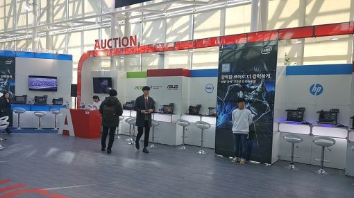 <다양한 게이밍 PC와 게이밍 노트북을 직접 체험하고 현장에서 구매할 수 있는 부스도 준비되어 있다>(출처=IT동아)