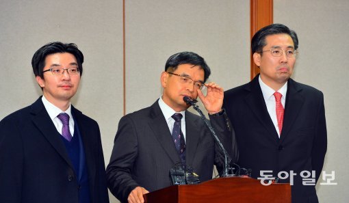 사진=박근혜 대통령 법률대리인단이 16일 오후 서울 재동 헌법재판소에 탄핵심판의견서를 제출한 후 브리핑며 기자들의 질문을 받고 있다. 왼쪽부터 채명성, 이중환, 손범규 변호사. 장승윤 기자 tomato99@donga.com