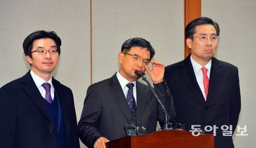 사진=박근혜 대통령 법률대리인단이 16일 오후 서울 재동 헌법재판소에 탄핵심판의견서를 제출한 후 브리핑며 기자들의 질문을 받고 있다. 왼쪽부터 채명성, 이중환, 손범규 변호사. 장승윤 기자 tomato99@donga.com