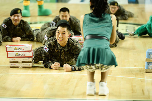 한 장병이 16일 원주종합체육관에서 열린 ‘2016~2017 KCC 프로농구’ 동부-삼성과의 경기에서 ‘강윤이 꽃이 피었습니다’ 이벤트에 참여해 미소를 짓고있다.  사진제공 | KBL