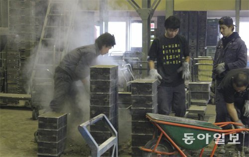 다카오카의 금속산업 부흥은 2003년 노사쿠의 혁신에서 출발했다. 노사쿠의 주물공장에서 젊은이들의 열기가 느껴진다. 다카오카(도야마)=서영아 특파원 sya@donga.com