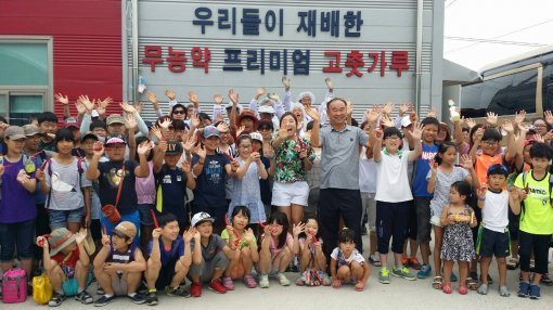 농림축산식품부는 친환경 농산물에 대한 소비자 신뢰를 제고하기 위해 인증 관련 제도를 대폭 정비했다. 충남 아산의 농업회사법인 제이에스가 마련한 유기농 체험 행사에 참가한 초등학교 학생들이 자신들이 수확한 무농약 고추를 들고 포즈를 취했다. 농림축산식품부 제공