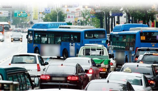 버스 준공영제 도입 이후 버스업체의 경영은 한결 안정됐지만 버스 이용 시 시민이 느끼는 불안은 여전하다. 사진은 시내버스가 중앙버스전용차로로 급진입하는 모습. [동아일보]