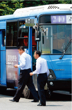 버스 준공영제 실시 이후에도 시내버스 난폭운전이 근절되지 않는 데 대해 운전기사들은 ‘휴식 시간 부족, 빠듯한 배차 시간’ 등을 근본 원인으로 꼽는다. 
[뉴스1]