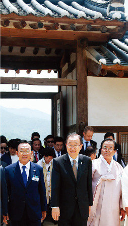 5월 29일 반기문 유엔 사무총장(가운데)이 경북 안동 하회 마을을 방문해 양진당을 둘러보고 있다. [동아일보]