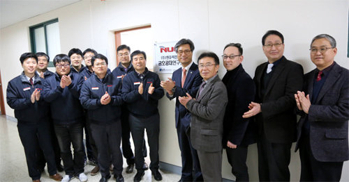 김영식 금오공대 총장(오른쪽에서 다섯 번째)과 김종부 ㈜NUC전자 대표(오른쪽에서 여섯 번째) 등이 올해 2월 NUC전자 산학융합연구실 개소를 축하하고 있다. 금오공대 제공
