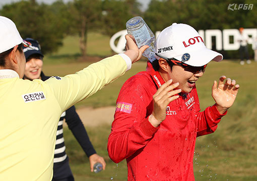 김효주(오른쪽)가 18일 중국 광저우 사자호 골프장에서 열린 2017시즌 KLPGA 투어 개막전 현대차 중국여자오픈에서 우승했다. 18번홀에서 김효주의 우승이 확정되자 동료들이 물을 뿌리며 축하해주고 있다. 사진제공 ｜ KLPGA