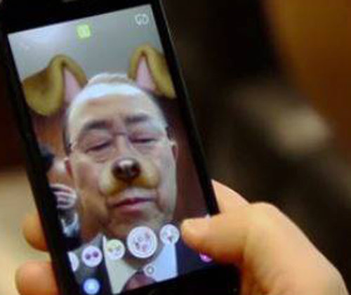우스꽝스러운 사진을 만들어주는 애플리케이션 ‘스냅챗’으로 강아지 분장의 사진을 찍고 있는 반기문 유엔 사무총장. 유엔 제공