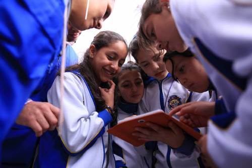 삼성전자 콜롬비아법인 직원이 10월 4일 보고타의 한 중학교에서 학생들과 태블릿PC를 활용한 실습을 진행하고 있다.