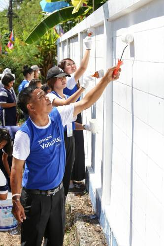 삼성전자 태국법인 임직원들이 10월 5일 태국 남부지역의 한 초등학교에서 학교 담장에 페인트칠을 하고 있다.