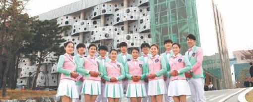 신한대 캠퍼스를 배경으로 미소짓고 있는 신한대 학생 홍보대사들. 신한대 제공