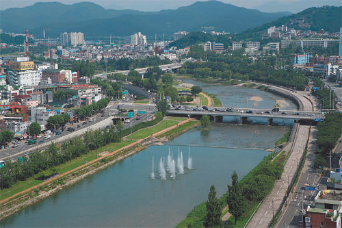 대구시내를 가로지르는 신천. 낙동강 물을 끌어들여 1급수 하천으로 바꾸고 곳곳에 생태공원과 체험시설 등을 조성해 새로운 신천으로 가꿀 예정이다. 대구시 제공