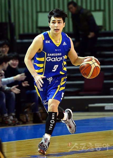 ‘살아있는 전설’ 주희정은 23일 KGC와의 안양 원정경기에서 개인통산 정규리그 1000경기 출장 기록을 달성한다. KBL은 주희정이 출전하는 순간, 이 경기를 잠시 중단하고 기념행사를 열 계획이다. 스포츠동아DB