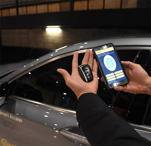 콘티넨탈코리아의 ‘스마트 액세스’ 시스템은 스마트폰만으로 차량의 문을 여닫고 시동을 걸 수 있는 기술을 적용했다. 기존의 자동차 키를 완전히 대체한다. 콘티넨탈코리아 제공