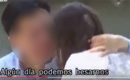칠레 주재 한국대사관에 근무하는 외교관이 현지 미성년 여학생에게 입맞춤을 하려는 모습이 현지 방송 프로그램 몰래카메라에 포착됐다. 유튜브 동영상 캡처