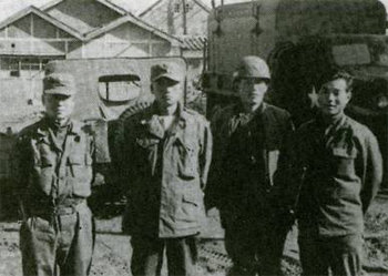 1950년 6·25전쟁 당시 흥남철수작전에서 피란민 구조에 기여한 현봉학 박사(오른쪽). 해병대는 19일 현 박사에게 보국훈장 통일장과 해병대 핵심가치상을 수여했다. 해병대 제공